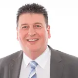 lächelnder Mann im Anzug