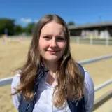 Junge Frau mit langen Haaren und weißem Hemd