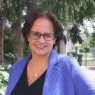Eine lächelnde Frau mit blauem Blazer