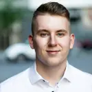 Junger Mann mit weißem Hemd