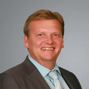 Lächelnder Mann und Frau in Anzügen