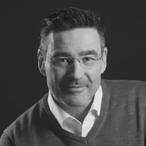 Mann mit kurzen Haaren und Brille