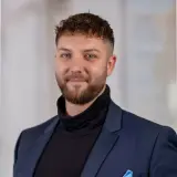 freundlich schauender junger Mann