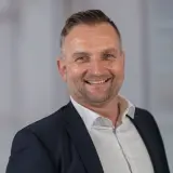 lächelnder Mann im Blazer