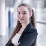lächelnde junge Frau