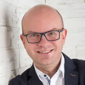 Mann mit Brille 