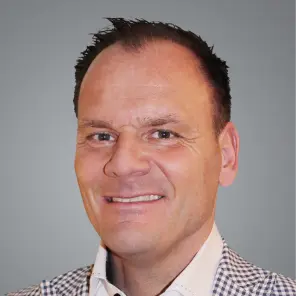 Lächelnder Mann in Anzug