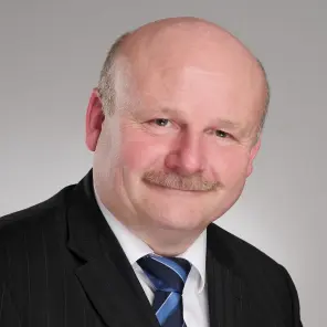 Mann im Anzug und Krawatte