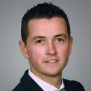 jüngerer dunkelhaariger Mann mit weißem Hemd