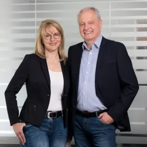 Blonde Frau mit Brille und weißhaariger Mann