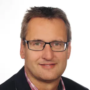 Mann mit Brille und kariertem Hemd