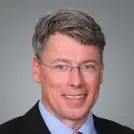 Mann mit dunkelblondem Haar und Brille