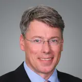 Mann mit dunkelblondem Haar und Brille