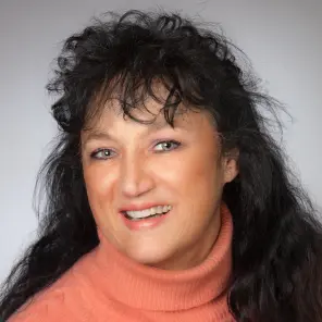 freundlich schauende Frau