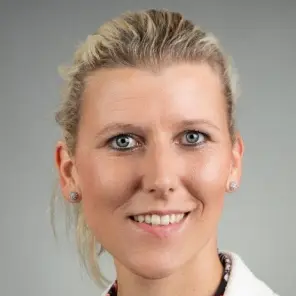 blonde Frau mit weißem Blazer