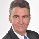 Mann mit blauer Krawatte