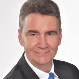 Mann mit blauer Krawatte