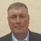 Mann mit kurzen Haaren und roten Wangen