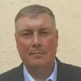 Mann mit kurzen Haaren und roten Wangen
