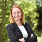 Rotblonde Frau mit Brille