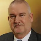 Mann mit kurzen grauen Haaren und Dreitagebart