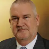 Mann mit kurzen grauen Haaren und Dreitagebart