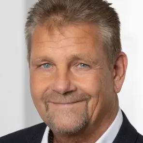 Lächelnder Mann im Anzug mit Bart