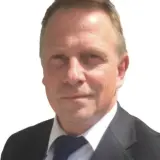 Mann mit Anzug und Krawatte
