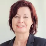 Frau mit Blazer lächelt