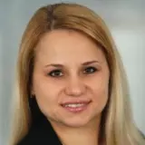 Frau mit blonden Haaren lächelt
