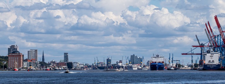 Hafen von Hamburg mit Ladekränen