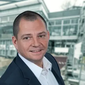 Mann mit weißem Hemd