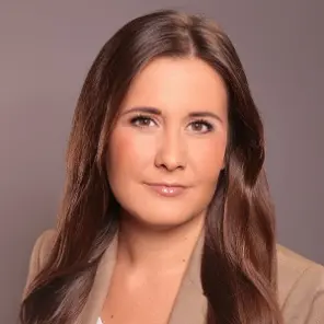junge Frau mit langen braunen Haaren