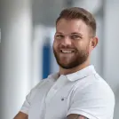 Junger Mann in weißem T-Shirt