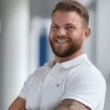 Junger Mann in weißem T-Shirt
