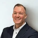 Mann mit verschränkten Armen im Anzug