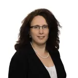Frau mit dunkelbraunen Haaren und Brille