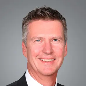 blonder Mann mit blauen Augen