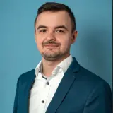 Junger Mann mit Anzug
