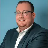 Mann mit Brille und Anzug