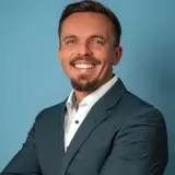junger Mann mit Anzug lächelt