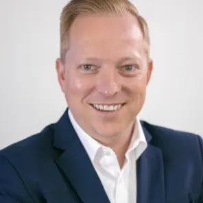 Blonder Mann mit dunklem Anzug