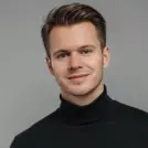 Junger Mann mit kurzen Haaren