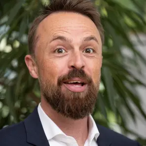 Mann mit Bart und braunen Haaren