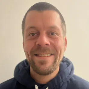 Mann mit Bart und blauem Hoodie