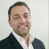 Dunkelblonder Mann mit Dreitagebart