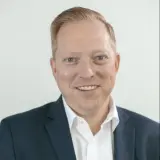 blonder Mann mit dunkelblauem Jackett