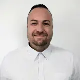 Kräftiger Mann mit Dreitagebart