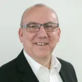 Mann mit silberfarbener Brille