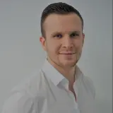 Dunkelblonder Mann mit weißem Hemd